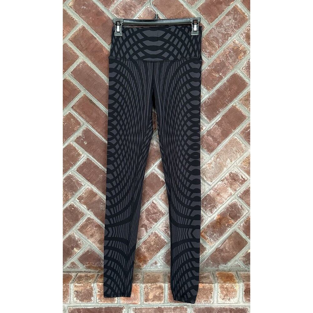 ALO Yoga Reg Rise Black Grey Arches Geo Airbrush Leggings Size XS Yoga READ